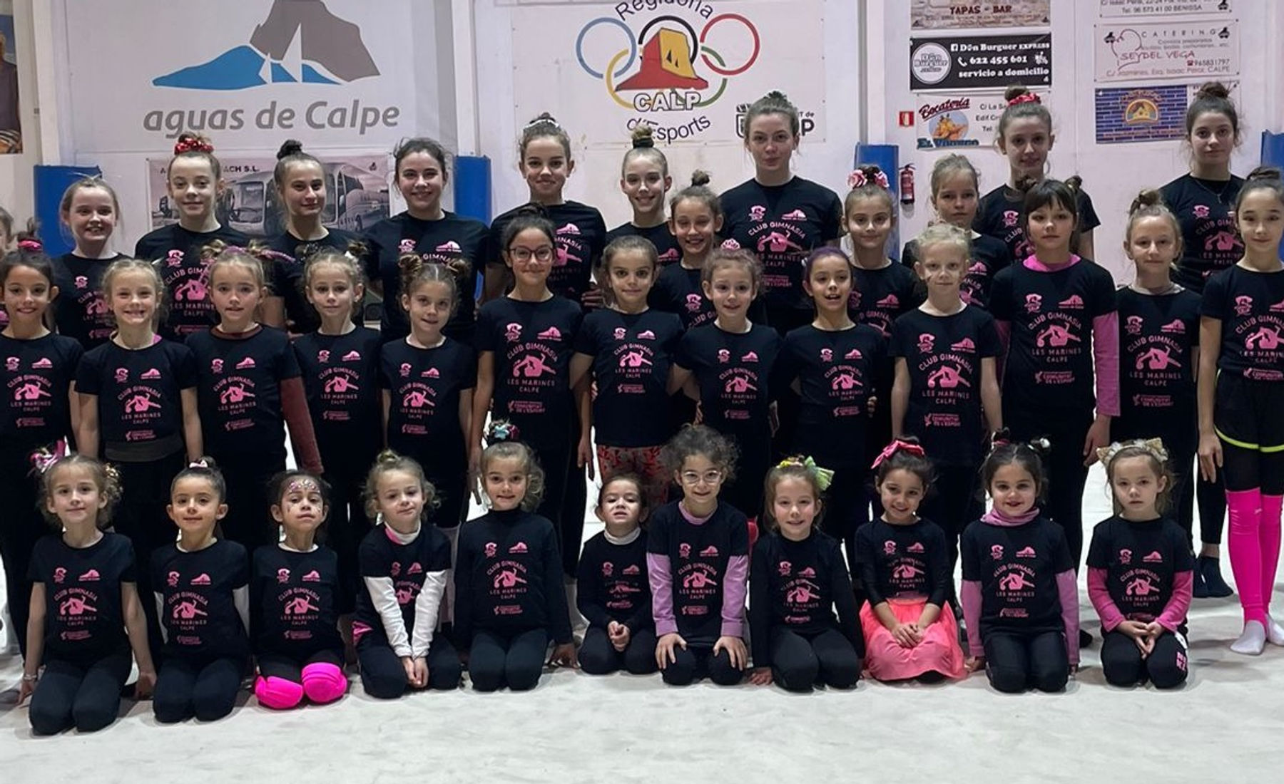 Gimnastas del Club Les Marines posando juntas en el pabellón